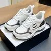 25 Tenis Casuales Versátiles de Nuevo Estilo Inspirados en Chanel para Otoño e Invierno Zapatos de Piel Genuina para Mujer que Aumentan la Altura Tenis Blancos para Mujer con Impresión 5D