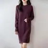 Vestido de malha feminina puro lã gola redonda, novo para outono/inverno 26, vestido base de manga longa espesso de sete agulhas com fenda lateral