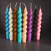 Vela espiral multicolor con forma de varilla, ideal para cenas, bodas y dulces.