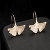 Chapado en Cobre Color Oro Real de 14K Conservación del Color Pendientes Sencillos de Delfín y Hoja de Ginkgo Estilo Coreano para Mujer Hada Gentil Estilo Universitario