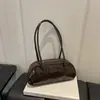 Bolso tipo baguette simple y elegante, nuevo diseño de nicho para el otoño de 2026, moderno, lacado, versátil, para llevar al hombro y debajo del brazo