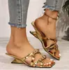 Tacones altos sexys de punta fina, nuevos estilos de verano, sandalias de moda con tacón grueso adornadas con pedrería, zapatos y pantuflas para mujer de una sola tira, punta cuadrada, punta abierta