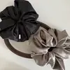 Scrunchie Grande Jacquard de Alta Gama Estilo Francés Vintage Satinado Camelia Lazo para Cola de Caballo Accesorio para el Cabello para Mujeres