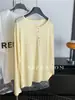 Camiseta feminina de manga longa, gola redonda, estilo coreano soltinha e modeladora para 2026, top casual versátil com botões, adequado para sobreposição, estilo fino de primavera