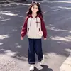 Conjunto moderno de duas peças para meninas: uma jaqueta com capuz color-block estilosa em estilo americano e jeans, perfeita para a primavera e o outono
