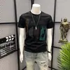 Camiseta Manga Curta Estampada com Letras de Marca da Moda para Homens, Estilo Coreano de Verão, Roupa Casual da Moda Estilosa e Descolada para Jovens