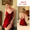 Camisola de cetim estilo francês para mulheres, com costas cruzadas, fenda lateral e design de saia curta, oferecendo um toque de luxo para um loungewear confortável.. 433