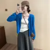 Cárdigan de punto hueco color azul Klein para mujer, estilo corto ajustado para principios de otoño, extremadamente favorecedor, top de dopamina