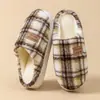 Invierno 2025 Nuevos Zapatos de Confinamiento Cálidos de Felpa Antideslizantes de Suela Gruesa para el Hogar Zapatillas de Algodón Retro a Cuadros para Mujer Otoño