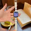 [Pulseira de Relógio] Adequada para Pulseira de Relógio Apple S12 iWatch Padrão Simples de Cachorrinho Padrão Lichia S1098Se Pulseira de Pulso Feminina
