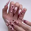 Uñas postizas de color rojo sangre con diseño de goteo, base de color blanco lechoso, pintadas a mano con salpicaduras de color rojo vino, tipo de uña puntiaguda, ambiente de subcultura, producto terminado