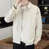 Chaqueta de solapa para hombre estilo business casual, color liso, corte holgado, diseño de hombros caídos, adecuada para hombres jóvenes y de mediana edad para el uso diario en primavera y otoño.