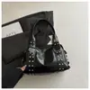 Bolso de mano cuadrado pequeño de moda estilo coreano transfronterizo para mujer, nuevo modelo otoño 2026, bolso de hombro de lujo ligero tachonado, bolso versátil para el antebrazo