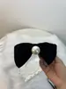 Grampo de Cabelo Preto de Veludo de Alta Qualidade para Outono e Inverno com Laço de Pérola Clipes Laterais Prendedor de Cabelo Simples para Franja