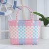 Bolsa de Plástico Tecida Decorativa com Flores Pequenas Coloridas Contrastantes Dopamina Moda Bolsa de Mão Sacola de Cesta de Legumes Manual Souvenir Criativo