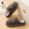 Nuevas pantuflas de algodón para hombre, impermeables y cálidas de PU, pantuflas de EVA con suela gruesa antideslizante para interior, sin olor, para otoño e invierno