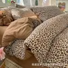 Conjunto Fofo e Sexy de Algodão Lavado com Estampa de Leopardo para Casa Conjunto de Quatro Peças Conjunto de Três Peças para Dormitório Fábrica Têxtil de Origem de Nantong
