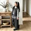Conjunto Feminino 2026 Outono Novo Estilo: Conjunto de Roupa de Outono Infantil de Três Peças: Camiseta Básica Infantil Média e Grande, Colete Xadrez, Calça de Perna Larga