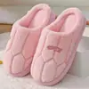 Venta al por mayor del fabricante Pantuflas de algodón para mujer Invierno Hogar Doméstico Interior Cálidas Antideslizantes Suela Gruesa Pantuflas de Lana para Pareja para Hombres Otoño e Invierno