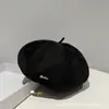 Sombrero de Equitación Negro Retro Estilo Japonés para Mujer, Hecho de Cuero y Terciopelo, Adecuado para Todas las Estaciones, Circunferencia de Cabeza Grande, Versátil, Elegante, Hace que el Rostro Parezca Más Pequeño, Sombrero de Ala Hacia Adelante para Otoño e Invierno