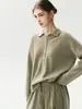 Suéter de punto 100% cachemira, sencillo y elegante, para mujer. Presenta un cuello clásico, cierre de medio botón y un corte relajado y holgado, perfecto para un look chic y sin esfuerzo.
