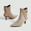 Botas de moda al por mayor transfronterizas europeas y americanas otoño/invierno 2026, tacón de aguja, punta fina, cierre lateral, corte en V, piel de oveja cosida a mano, estilo retro coreano