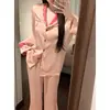 Pijama rosa de seda gelada para mulheres, conjunto de calça comprida e manga longa para primavera e outono, com lapela, renda, cores contrastantes e um design de alta qualidade, de corte solto para loungewear confortável.