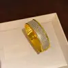 Pulsera Abierta Mariposa Dorada Chapada en Oro con Incrustaciones de Diamantes, Pulsera Elegante de Lujo Ligero, Joyería Versátil de Moda Simple para Mujer al por Mayor