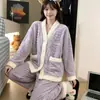 Conjunto Cálido de Letras Moradas para Mujer Otoño Invierno Nuevo Felpa Gruesa Coral Pijama Cuello en V Ropa de Casa para Dama