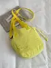 Un bolso bandolera de nailon amarillo brillante y refrescante, un bolso tote informal de estilo japonés, perfecto para el uso diario y las salidas, un bolso de hombro versátil y vibrante
