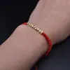 Pulsera perfecta de cuentas doradas pequeñas, hilo rojo tejido a mano, estilo étnico simple, joyería de accesorio de nicho