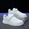 Zapatos de Skate para Niños Niños Estilo Nuevo Primavera y Otoño 2026 Superficie de Cuero Versátiles Zapatos Blancos Pequeños Zapatos para Chicos de Campus