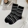 Calcetines a rayas de bloques de color para otoño e invierno, calcetines versátiles de media pantorrilla, sin costuras, modernos y antipelusas, con un estilo preppy y hechos de algodón