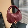Bolsa tejida a mano personalizada para exportación de comercio exterior 2024 nuevo diseño de nicho estilo extranjero única bolsa de mano de media luna venta al por mayor