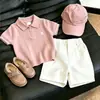 Roupa Infantil Estilo Coreano 2026 Verão Novo Estilo Rosa Gola Polo Vazada Camisa de Tricô Manga Curta Shorts Brancos Casuais Infantis