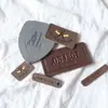 Etiquetas Personalizadas de Cuero PU para Jeans, Logos de Cuero en Relieve 3D, Accesorios de Marca de Cuero Genuino Hechos a Medida al por Mayor