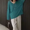 LUNA/Feedback: Alcance uma sensação de relaxamento com esta peça leve, de tecido de papel japonês importado, com corte solto e decote V.