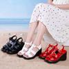 Sandálias Anabela Peep-Toe de Verão 2024 Sapatos Romanos Moda com Solado Grosso Tamanho Grande Salto Médio-Alto Sapatos Femininos Novos Modelos da Fonte