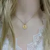 Venta caliente transfronteriza collar con letra de acero de titanio colgante redondo 26 mayúsculas en inglés collar de joyería pulida al por mayor