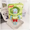 La ropa de los residentes de Bikini Bottom incluye peces geniales, peces flácidos, peces que se extienden planos, colgantes, llaveros, accesorios, monos y pantalones.