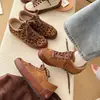 Novos sapatos femininos de outono, tênis casuais retrô alemães, sapatos femininos versáteis de sola grossa, 2026 marrom, com característica interna de aumento de altura, tecido com estampa de leopardo