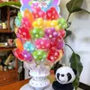 Paletas y Caramelos Duros en Varias Formas de Frutas para que los Niños Compartan Dulces y Den a sus Amigos Regalos Navideños. Puestos en la Puerta de la Escuela