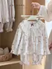 8035 Conjunto de Pijama de Outono para Meninas 2026 Novo Roupa de Casa Infantil de Manga Longa e Calça Comprida com Gola de Renda de Camada Dupla
