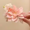 Grampo de Cabelo com Flor de Tecido com um Toque Super Fada, Atmosfera Suave e Elegante, Acessório de Cabelo Requintado e Luxuoso