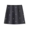 Saia de Terno Cinza Bordada de Luxo Leve para Mulheres, Nova Saia Reta de Cintura Alta Emagrecedora Linha A que Molda o Quadril para o Verão 2026