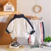 Conjunto de Ropa de Otoño para Niños 2026, Conjunto Deportivo Elegante para Bebés y Niños, Conjunto de Tres Piezas para Niños de Primavera y Otoño con Bolsa, Venta al por Mayor