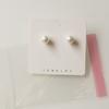 Exquisitos pendientes de estilo coreano con aguja de plata S925, pequeños y dulces pendientes de perlas de concha natural, elegantes pendientes con cuentas.