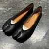 Zapatos de mujer de cuero arrugado con punta dividida 2026 nuevos bailarinas pezuña de cerdo tabi planos slip-on zapatos pequeños de cuero