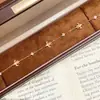 2026 Nuevo Exquisito Pulsera de Flor de Lirio con Pedrería Cepillada para Mujer, Accesorio de Mano Versátil de Alta Gama Estilo Vintage