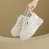 Zapatos de lona primavera y otoño nuevos zapatos blancos versátiles 2026 casual suela gruesa personas bajas moda deportiva que aumenta la altura estudiante con cordones